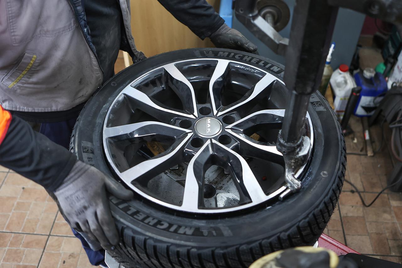 Zamjena ljetnih guma zimskima koje su obavezne na vozilima od 15. studenog do 15. travnja