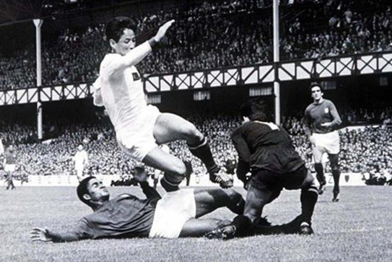 'sjevernokorejski vratar li chan-myung i obrambeni igrac shin yunk kyoo zaustavljaju portugalca eusebija u prodoru prema golu, na cetvrtfinalnoj utakmici svjetskog prvenstva 1966. godine u engleskoj, 