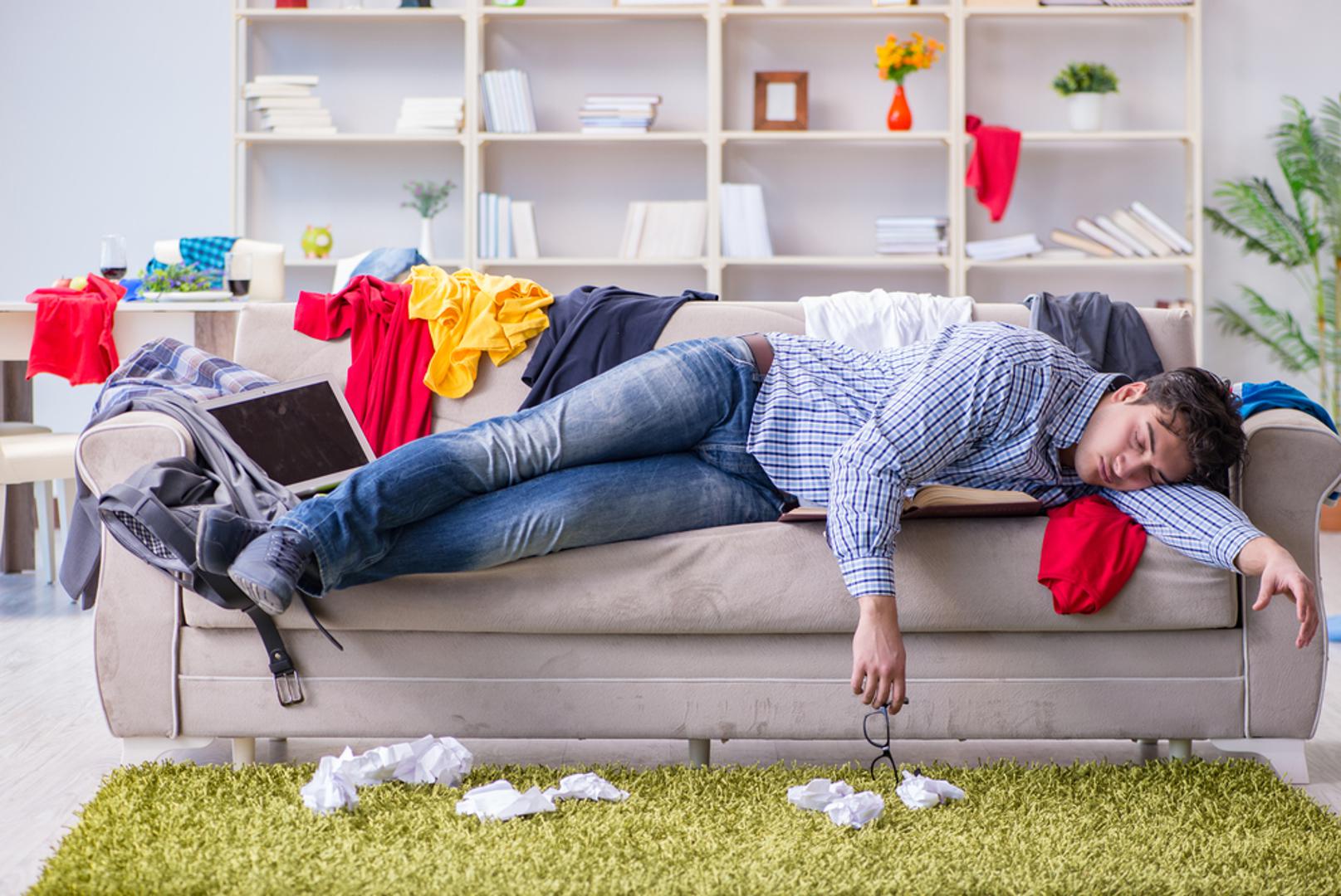 Vodenjak: Vodenjaci su originalni i mentalno stalno u nekoj ideji pa fizički prostor često ostane u drugom planu. Oni će radije složiti genijalno rješenje za nešto veliko, nego se baviti razvrstavanjem čarapa. Njihov nered zna biti tehnološki: kablovi, gadgeti, papiri i projekti u tijeku, jer 'to još treba'.