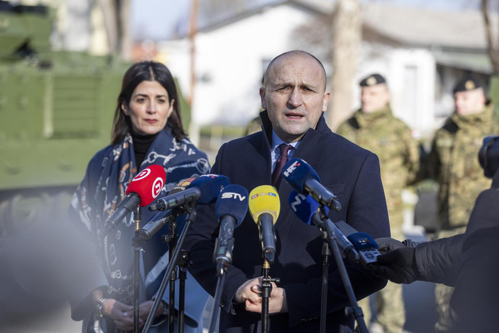 Sa svim ovim nabavkama Hrvatska doseže dva posto BDP-a izdvajanja za obranu. Od tih dva posto, obaveza je minimalno 20 posto ulaganja u modernizaciju OS, a Hrvatska je dosegnula 29 posto, pojasnio je ministar Anušić.