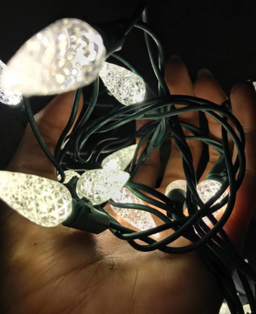 Stoga vatrogasci savjetuju građane da upaljene svijeće ne ostavljaju bez nadzora, da ne koriste neispravnu božićnu rasvjetu, ne pale prskalice na boru, ne postavljaju bor u blizini izvora topline te da budu oprezni s korištenjem pirotehničkih sredstava.