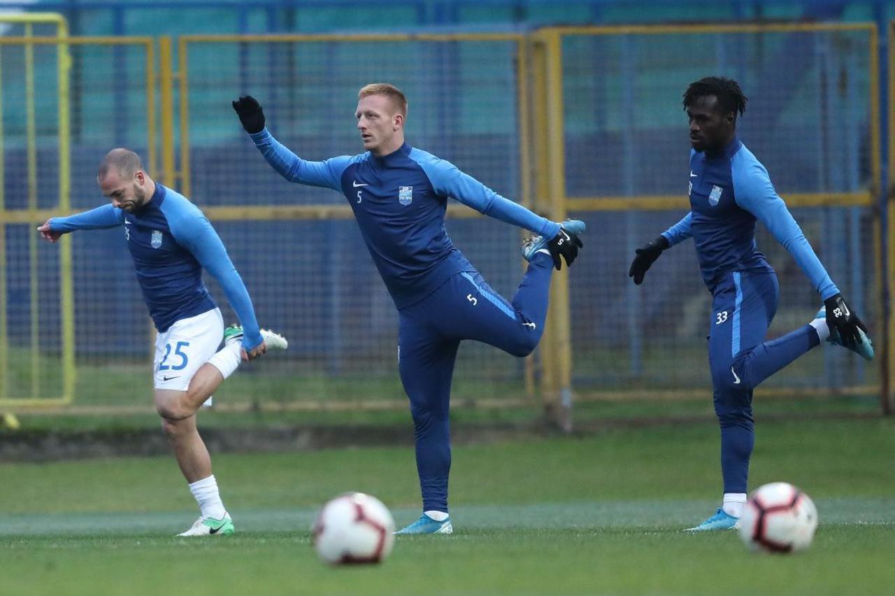 Zagrijavanje igrača uoči četvrtfinalnog susreta između Intera i Osijeka