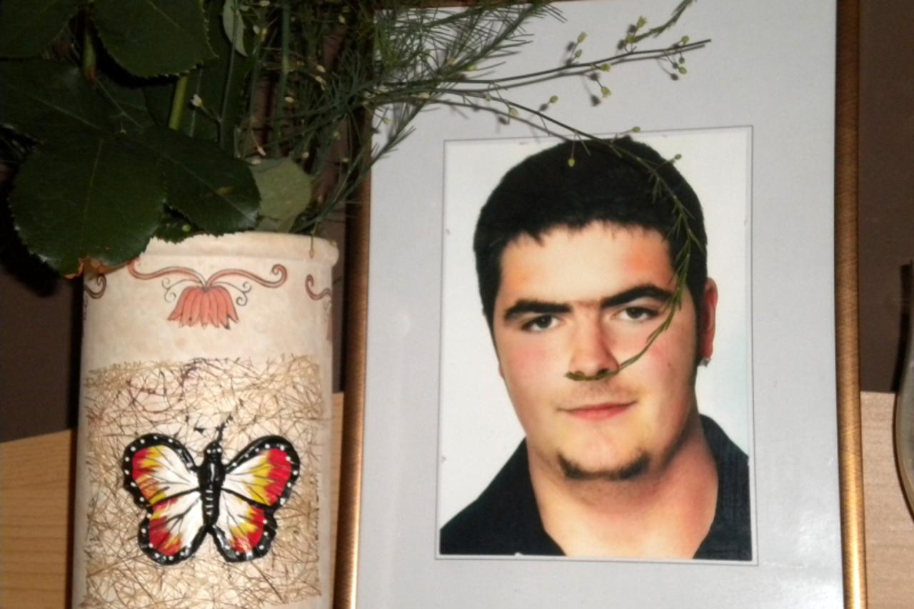 'CRNA KRNONIKA  26.09.2012. ZUPANJA - Miroslav Tunjic  Branimir Bradaric/Vecernji list                                '