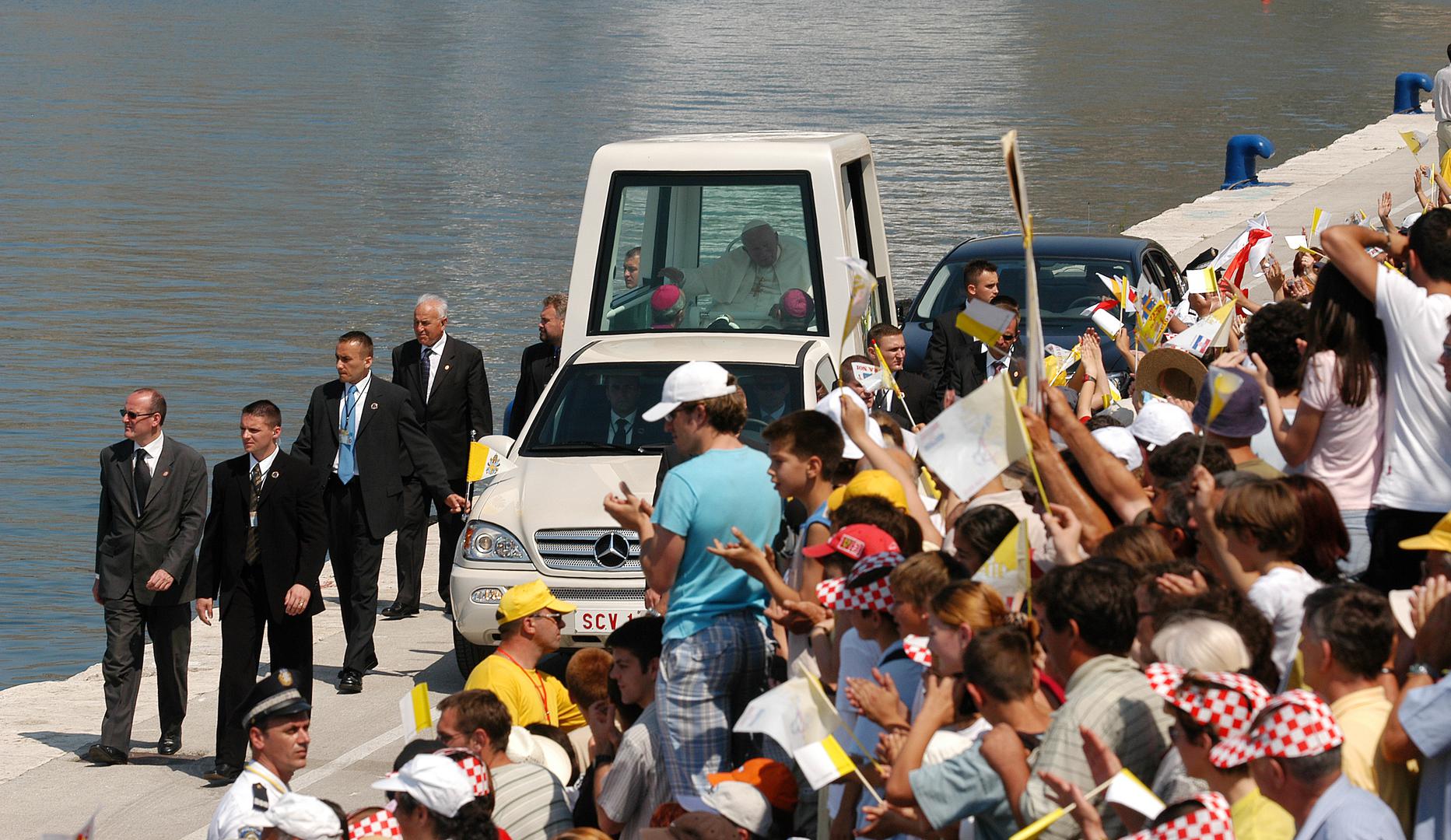 06.06.2003., Dubrovnik, Hrvatska. Sveti otac Ivan Pavao II u svom trecem pohodu Hrvatskoj susreo se s vjernicima u Dubrovniku, gdje je odrzao svetu misu na Gruzu. Photo Sinisa Hancic/PIXSELL
