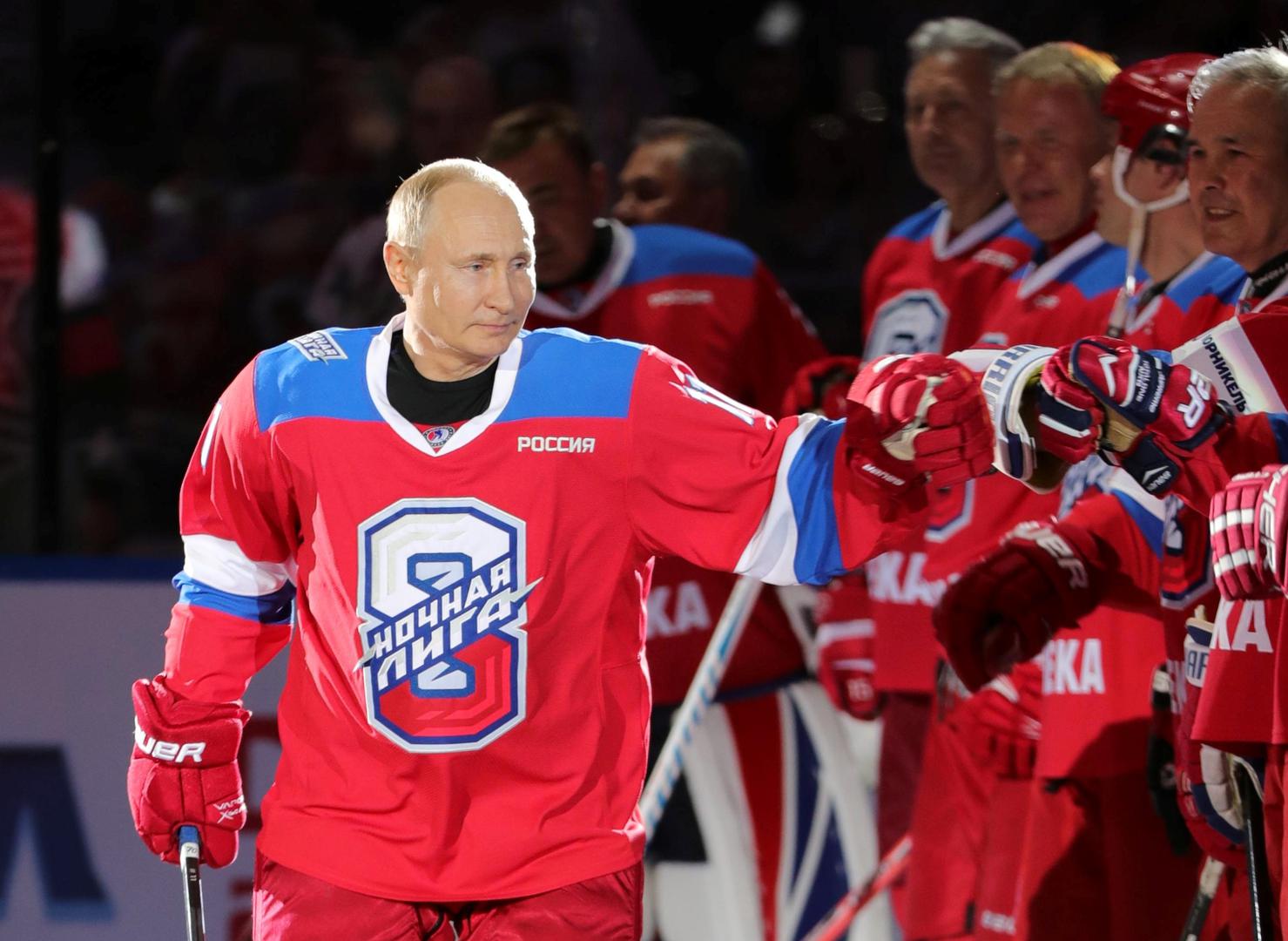 Putin je igrao u napadu svoje momčadi zajedno s ministrom obrane Sergejem Šojguom i s legendarnim ruskim hokejašima Pavelom Bureom i Igorom  Larionovim. 