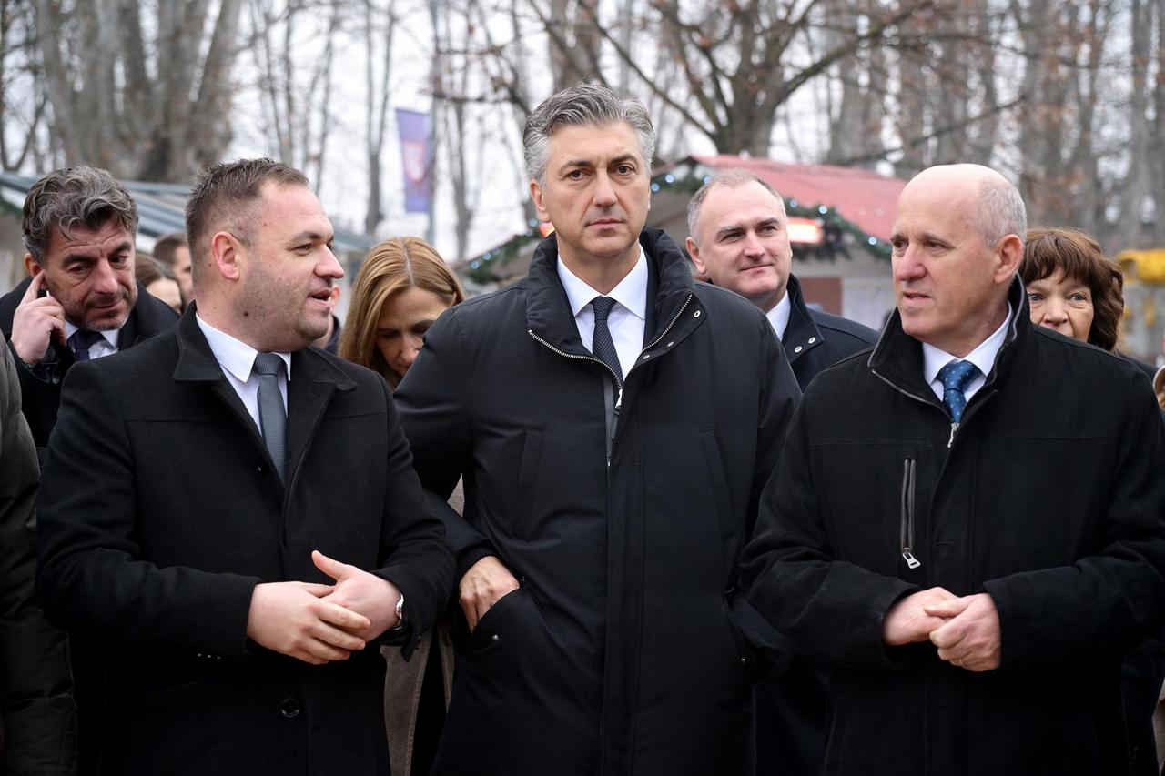 Glina: Plenković i suradnici obišli su Trg bana Jelačića 