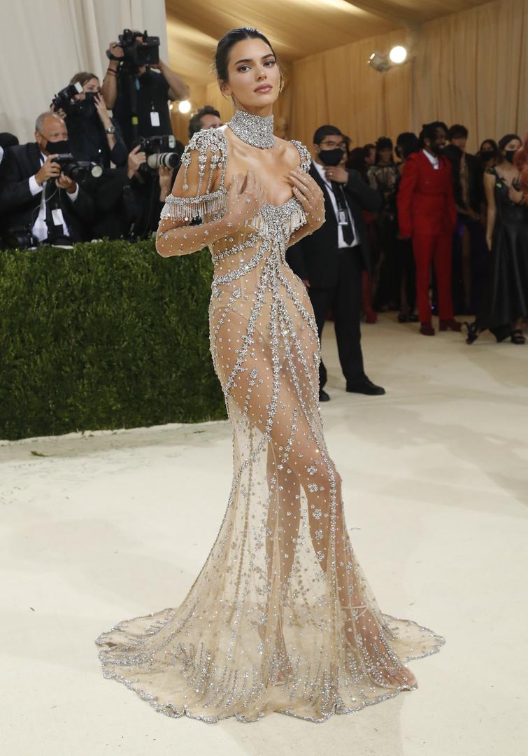 Kendall Jenner nosila je haljinu inspiriranu s Audrey Hepburn u "My Fair Lady" a ovu kreaciju potpisuje Givenchy.