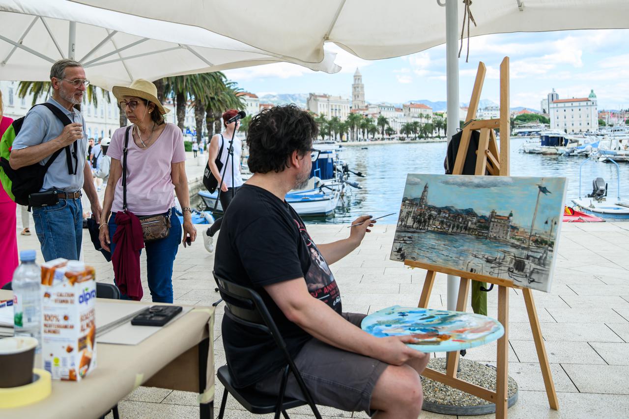 U zračnoj luci postavljen klavir, a u centru Splita slikari slikali s građanima