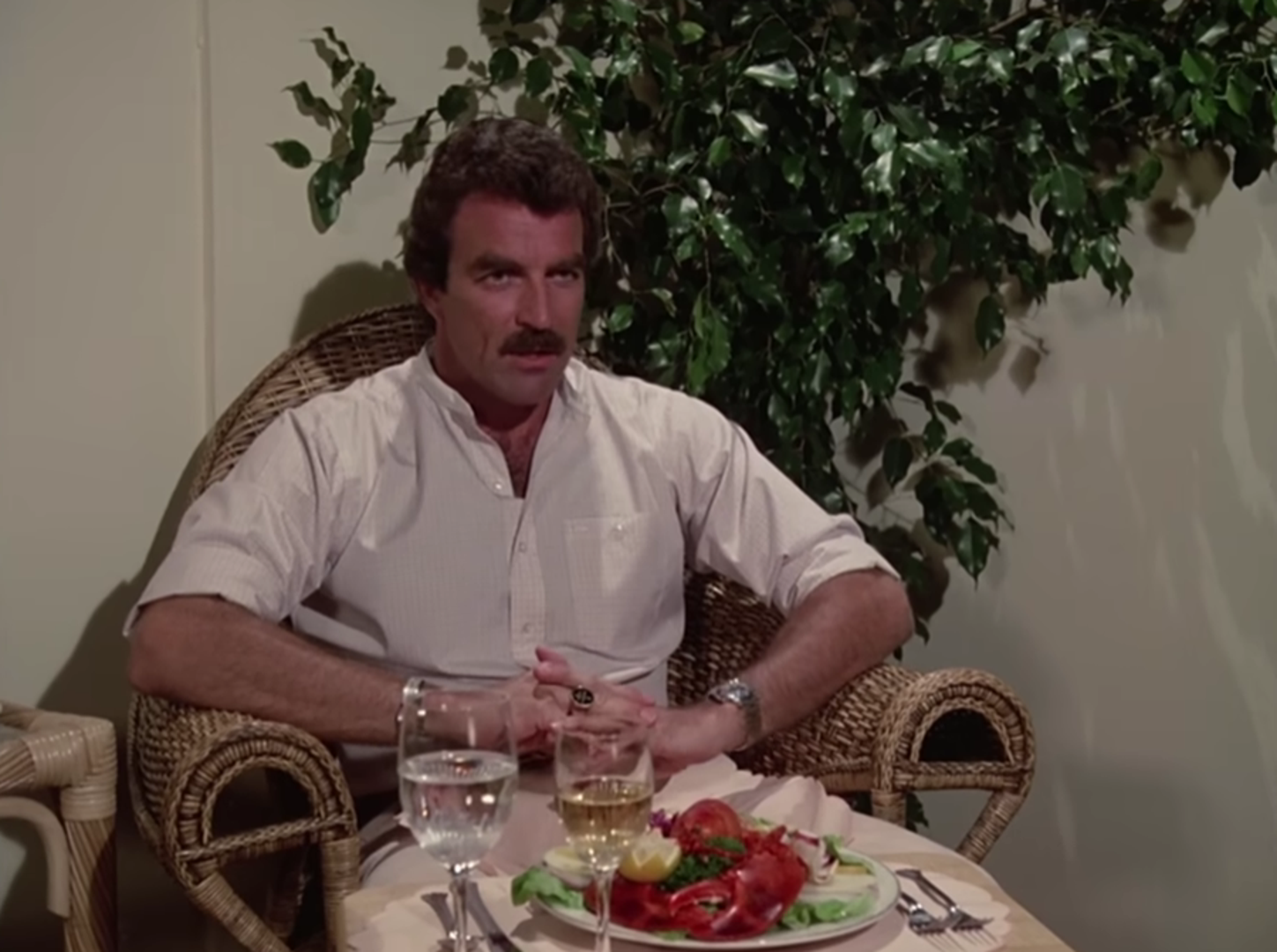 Za ulogu detektiva koji je na Havajima vozio prepoznatljivi crveni Ferrari, Selleck je nagrađen i prestižnim Emmyjem. 