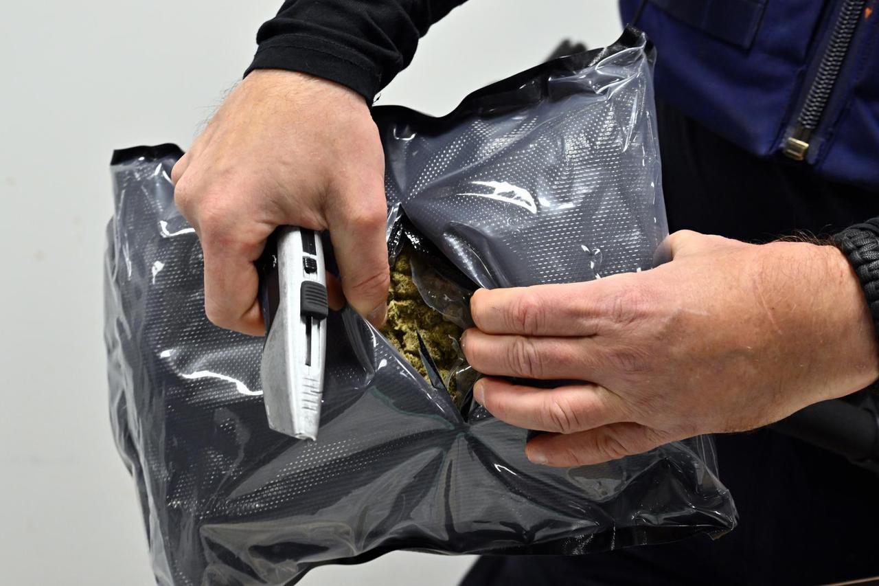 Prezentacija trenutnih trendova u zapljenama droga na aerodromu u Bruxellesu u 2025. godini