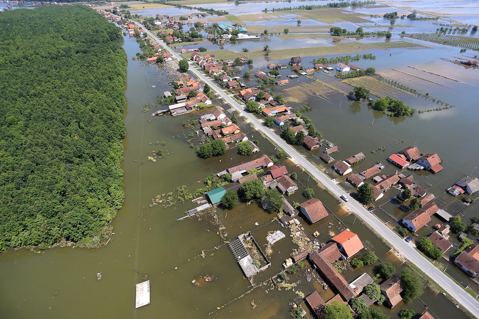 Na pojedinim mjestima, voda je dosezala visinu od nekoliko metara.

