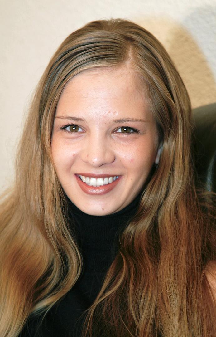 "Sylvie van der Vaart, s kojom su me mediji uspoređivali, živi za javnost, a ja nisam taj tip. Rodila sam djecu da bih bila s njima, a ne da bi ih odgajali babysitteri", jasno je poručila, dodavši kako se najviše družila s "normalnim i finim curama", suprugama drugih igrača, a na utakmice tek dvije ili tri dolaze kao na modnu reviju.