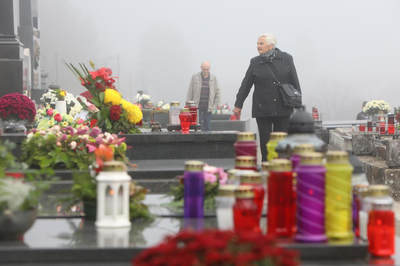 Brojni građani današnji su dan iskoristili kako bi posjetili grobove svojih najmilijih.