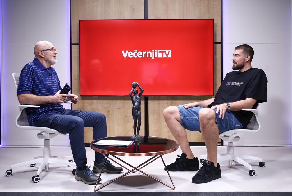 Zagreb: Dražen Brajdić uručio je nagradu Ivici Zubcu, Večernjakovom košarkašu godine