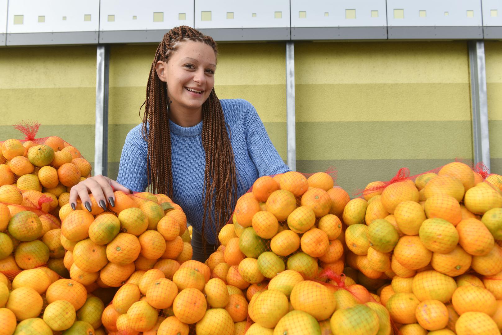 Najpoznatija prodavačica mandarina u Hrvatskoj Kristina Penava, od milja Kristina Mandarina, ponovno se našla za štandom, ali ovaj put ispred trgovačkog centra na Jankomiru.