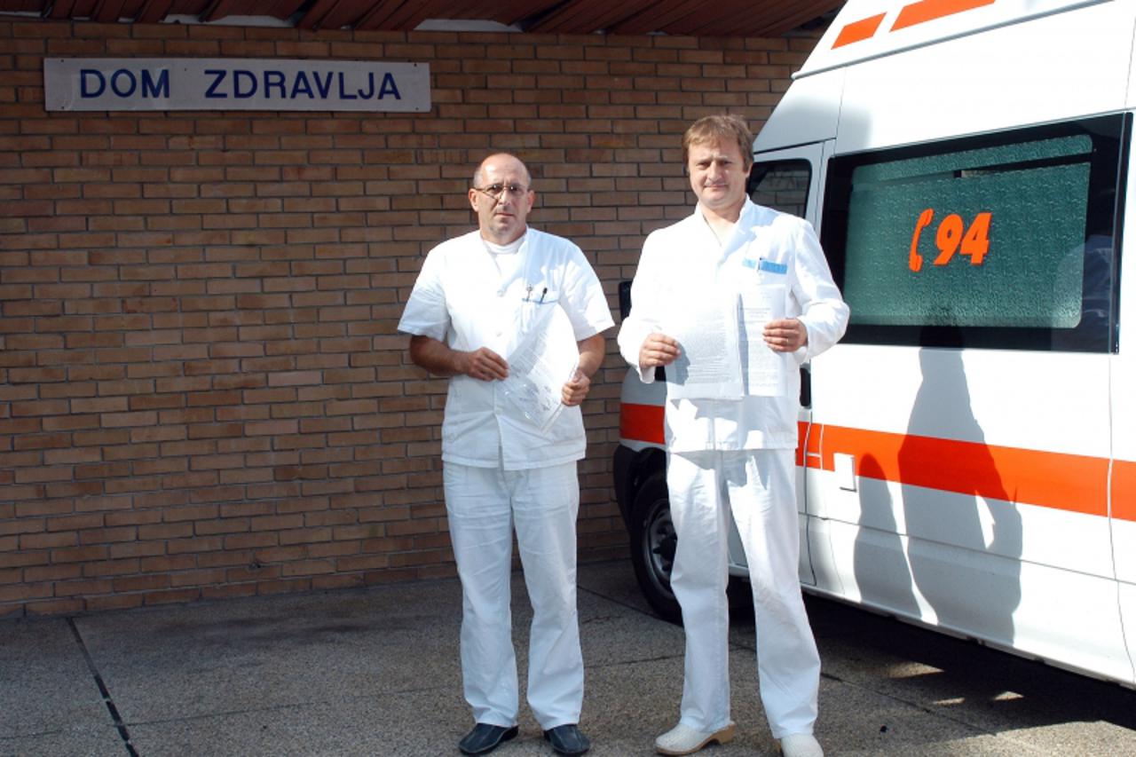 \'Podravina-bilogora, 14.7.2011. Daruvar, Medicinski tehnicari Nermin Serdarevic (lijevo) i Krunislav Lipovac traze pravdu Snimio: MIchel Palijan / VLM\'