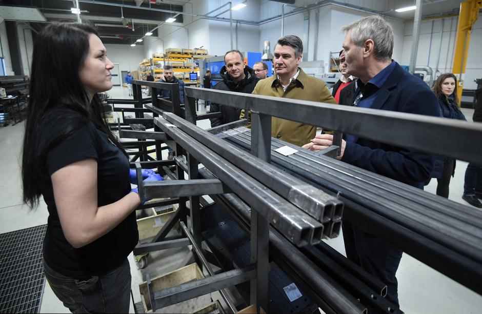 Zoran je u kampanji bez žurbe. Razgovara sa svakim koga sretne, u malim mjestima ne održava skupove, već popije kavu, podruži se, raspita za probleme. Pristupačan je