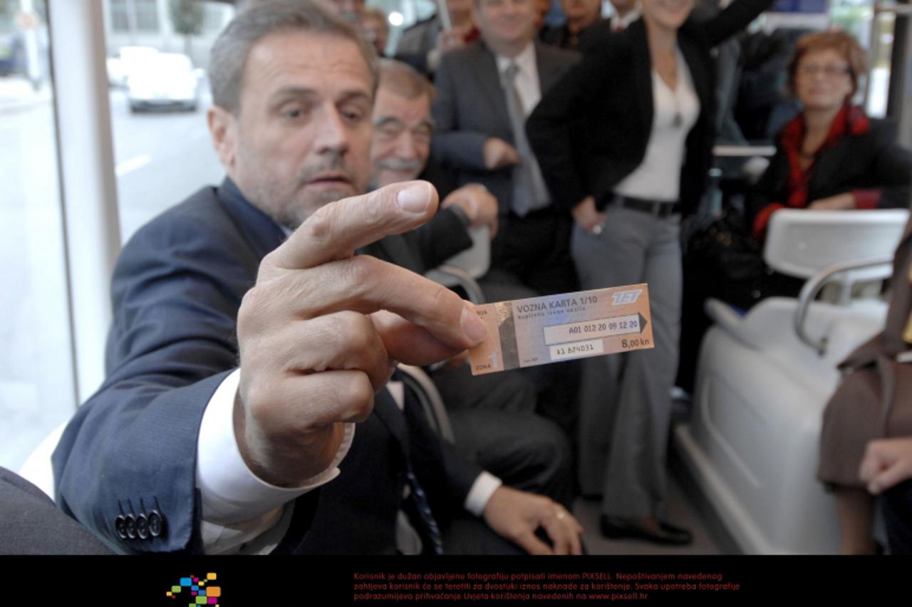 '20.09.2008, Zagreb, Hrvatska - Predsjednik RH Stipe Mesic i gradonacelnik Zagreba Milan Bandic provozali su se tramvajem od Remize do Trga bana Jelacica povodom pustanja u promet 88. niskopodnog tram