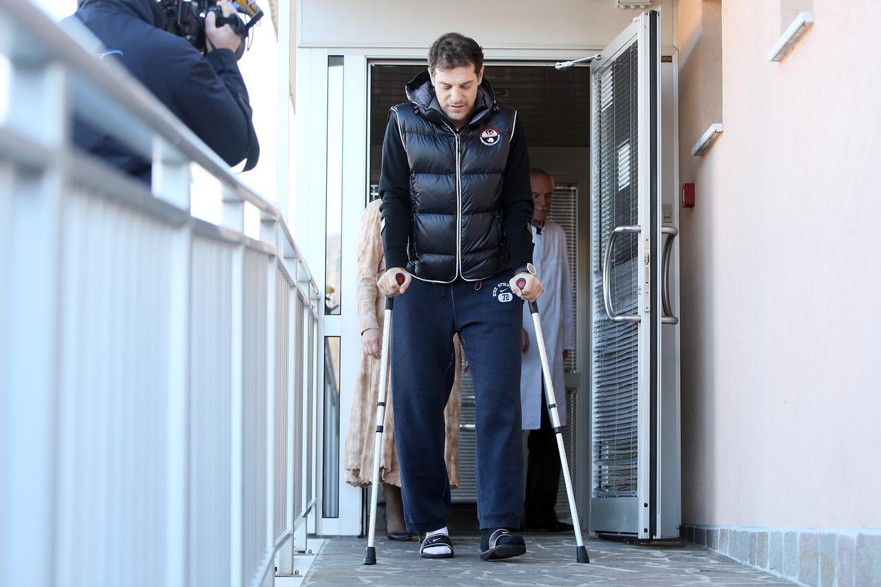 12.01.2012. Matulji, - Izbornik Hrvatske nogometne reprezentacije Slaven Bilic nakon operacije kuka napustio je kliniku Dr. Nemeca te je prebacen na rehabilitaciju u thalassotherapiju u Opatiji. Photo: Nel Pavletic/PIXSELL
