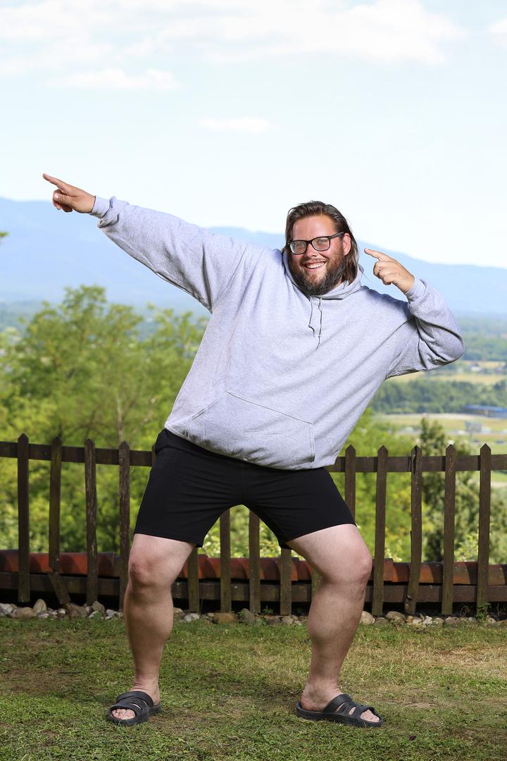 Zvonimir ima 34 godine, dolazi iz Kloštar Ivanića, po zanimanju je veterinarski tehničar, no trenutačno radi kao bušač tla. Sebe opisuje kao tvrdoglavog, ustrajnog i snažnog čovjeka koji je uvijek spreman pomoći, a upravo ta upornost daje mu vjeru da će uspjeti i u 'Životu na vagi'.
Iako ga je višak kilograma pratio od djetinjstva, Zvonimir nikad nije dopustio da ga spriječi u isprobavanju novih stvari. No kako godine prolaze, sve jasnije osjeća posljedice. „Želja mi je da se dovedem u red i da napravim tijelo kakvo sam oduvijek htio, ali sam stalno odgađao“, priznaje.