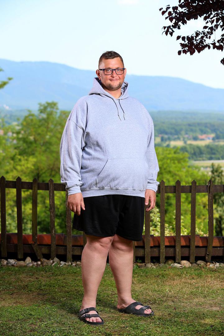 Zoran iz Varaždina, vozač kamiona i privatni poduzetnik, opisuje sebe kao nekoga tko je uvijek spreman izboriti se za sebe, ali i iskreno veseliti tuđim uspjesima. U društvu ga znaju kao zabavljača - onog koji će uvijek nasmijati ekipu i unijeti dobru energiju. Višak kilograma prati ga od školskih dana, a ponekad se znao suočiti i s uvredama, osobito u višim razredima osnovne škole. Danas ga najviše zabrinjavaju ozbiljne zdravstvene prijetnje - srčani i moždani udar pa je njegov motiv za prijavu u 'Život na vagi' jasan - želi skinuti kilograme i poboljšati zdravlje. "Sanjam o tome da jednog dana stanem u ronilačko odijelo i zaron u more pretvorim u stvarnost", kaže 43-godišnjak. Njegova inspiracija je bivša kandidatkinja showa Štefica Sever, koju poznaje od djetinjstva, a najveći uzori roditelji koji su, unatoč skromnim radničkim plaćama, uspjeli održati obitelj na okupu. Zoran ne voli dvolične i narcisoidne osobe te lažljivce, ali cijeni iskrenost, rad i obiteljske vrijednosti. Sada je spreman napraviti promjenu - za sebe, svoje zdravlje i sve avanture koje ga tek čekaju.