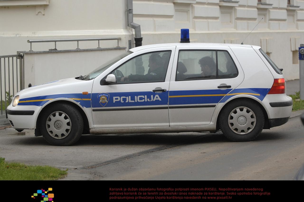 \'05.06.2010., Vukovar - 44-godisnji stanovnik Vukovara bludnicio nad 14-godisnjom djevojcicom romske nacionalnosti. Privodjenje osumnjicenog istraznom sucu.  Photo: Marko Mrkonjic/PIXSELL\'