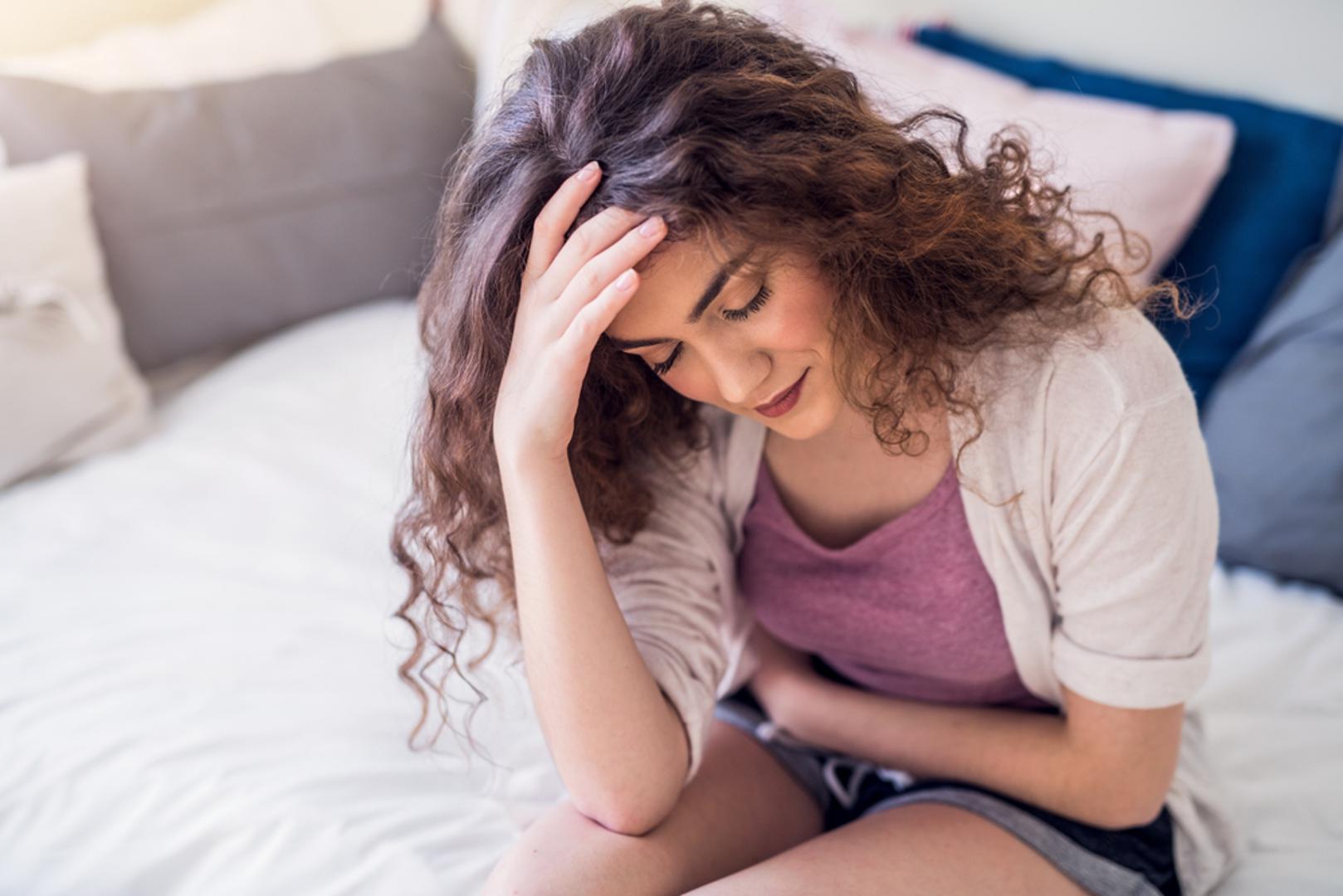 Sindrom policističnih jajnika: Ovaj sindrom povezan je s povišenim androgenima i nastankom cista na jajnicima, što može učiniti ovulaciju neredovitom ili je zaustaviti. Često je prisutna i inzulinska rezistencija, koja dodatno remeti hormonsku ravnotežu. Liječenje je usmjereno na ublažavanje simptoma, a liječnik može preporučiti kontracepciju ili druge lijekove kako bi se ciklus regulirao.