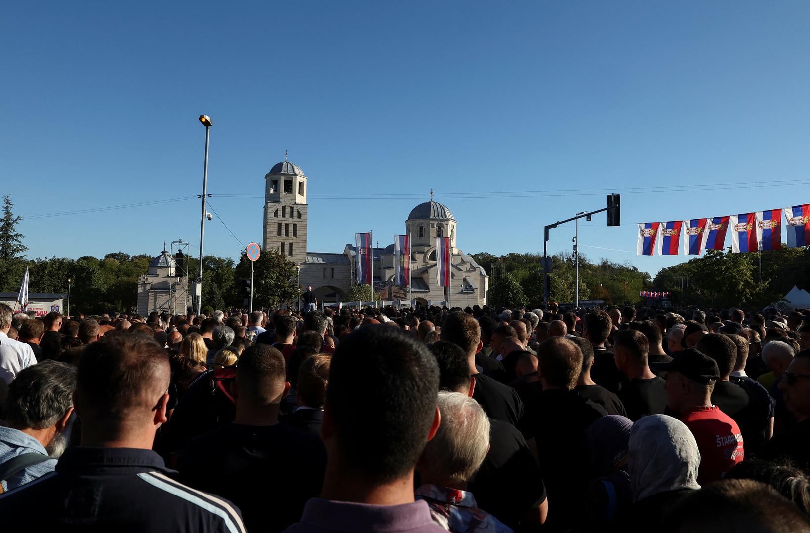 Kovčeg s tijelom osuđenog ratnog zločinca Ratka Mladića izložen je u crkvi svetog Luke u beogradskom naselju Vidikovac, gdje se od njega opraštaju prijatelji i njegovi pristaše. 