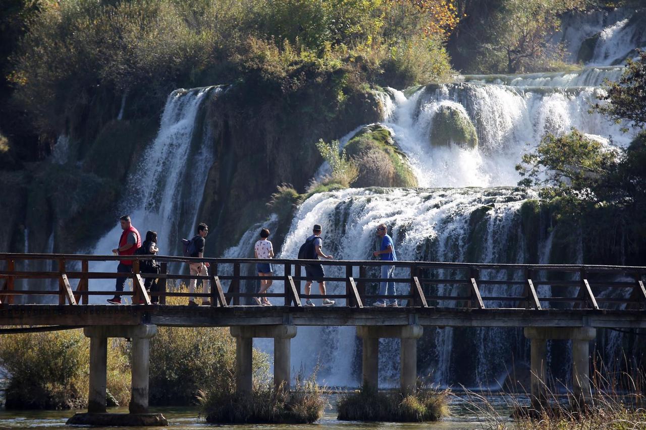 Skradin: Ljepote slapova Krke i početkom jeseni privlače mnoštvo gostiju