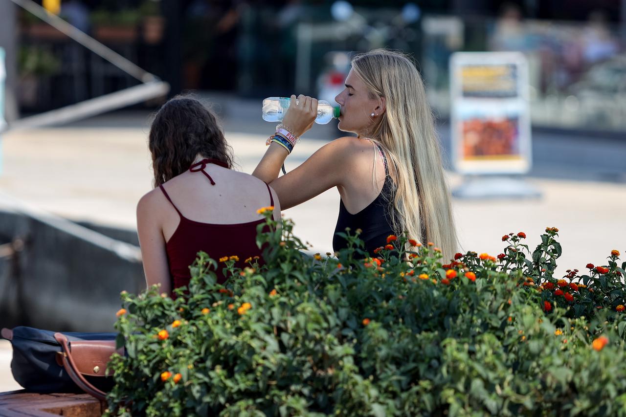 Novalja: Turisti se na razne načine štite od toplinskog vala i temperature koja je u jutarnjim satima dosegnula 32 stupnja Celzijeva