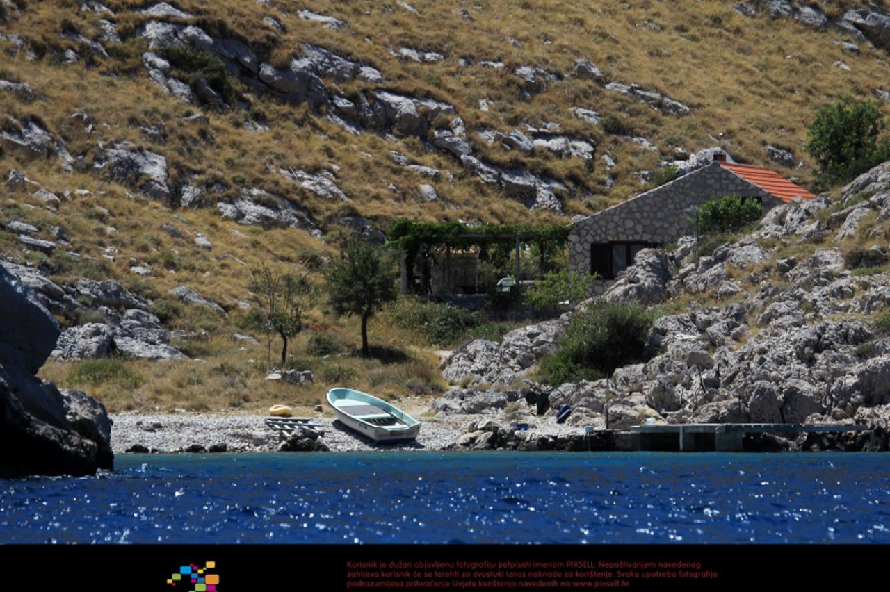 '15.07.2011., Stiniva, Kornati - Kornatski arhipelag najljepsi je dio Jadrana. Parcele na otocima prodaju se za vise od milijun eura, a dan u starim ribarskim kucicama stoji i vise od 200 eura. Posjec