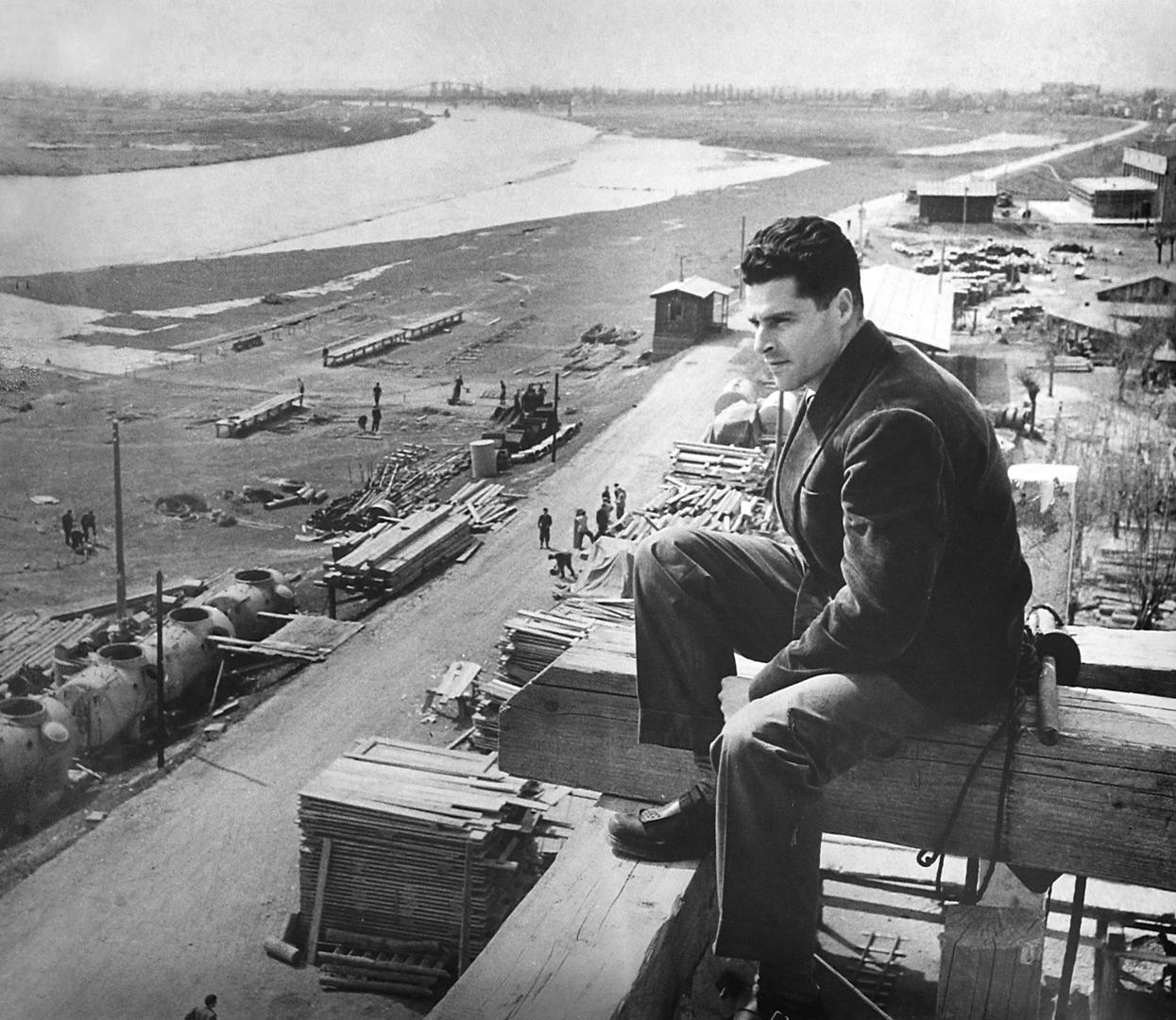 Legendarni fotoreporter Večernjeg lista Pavao Cajzek snimio je nadzornika radova inženjera Šrama na gradilištu Mosta Slobode