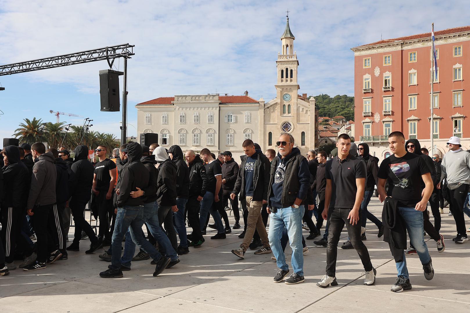 Stipe Lekić, tajnik Torcide, obratio se okupljenima: 'Htio bih podsjetiti na našeg sugrađanina Franu Tentu, koji je prije 80 godina skinuo jugoslavensku zastavu s Marjana i zbog toga završio u zatvoru. Mučili su ga i maltretirali. A sada se događa isto samo zato što smo Hrvati. Sramotno je da i nakon 80 godina ne smijemo javno reći da smo Hrvati', rekao je Lekić.