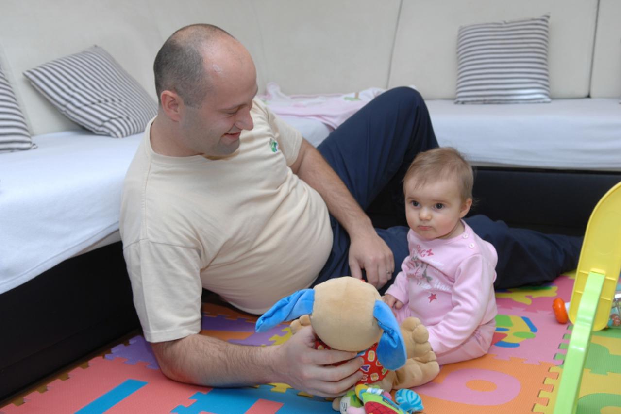 '29.11.2010. Donji Luzani, Opcina Jesenje - Josip Bosak jedan je od rijetkih oceva koji se umjesto svojih zena odlucuju na porodiljni dopust. Jedan dio sobe je pravo malo igraliste za njegovu kcer Dor