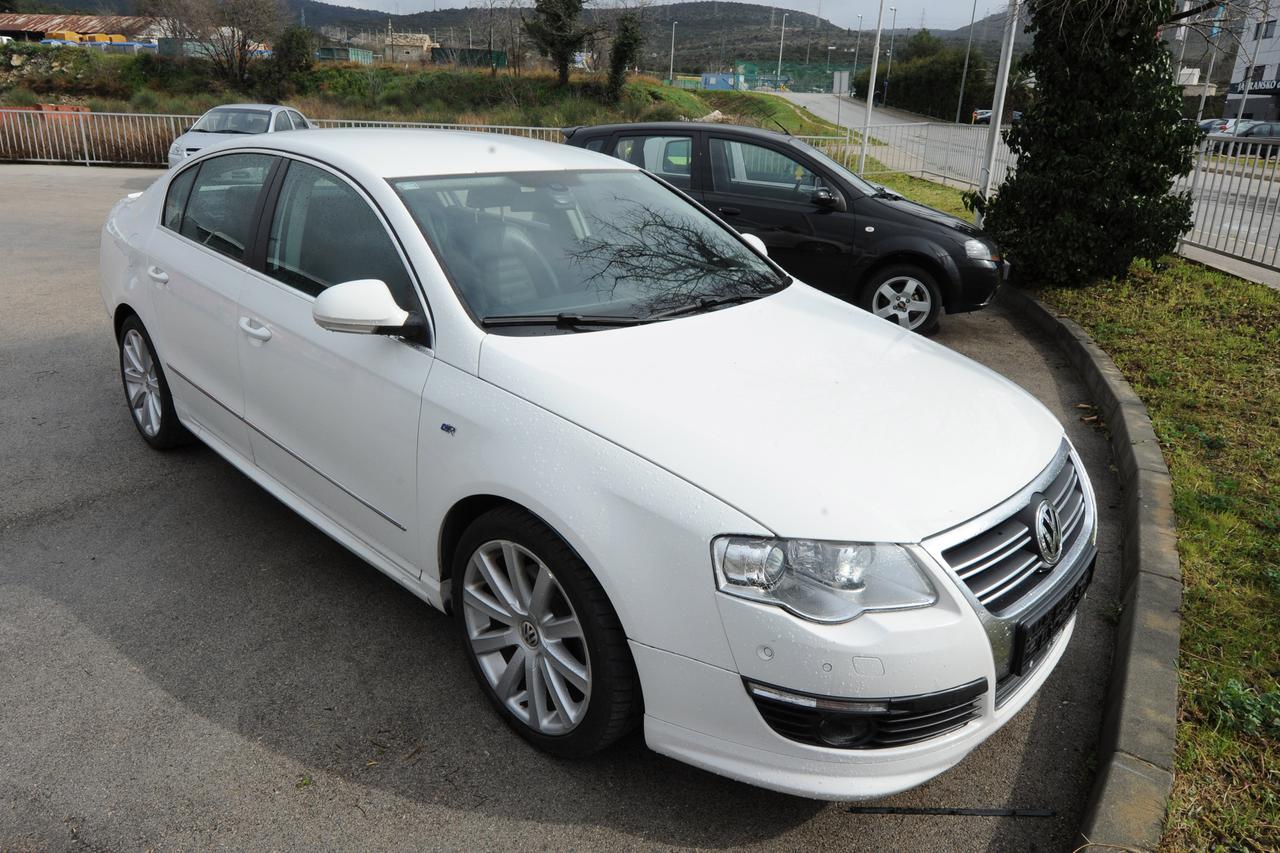 10.03.2013., Sibenik Fra Sime Nimac prodaje u sibenskoj autokuci svoj automobil Passat za 120.000 kuna. Automobil je izlozen na parkingu autokuce Photo: Hrvoje Jelavic/PIXSELL