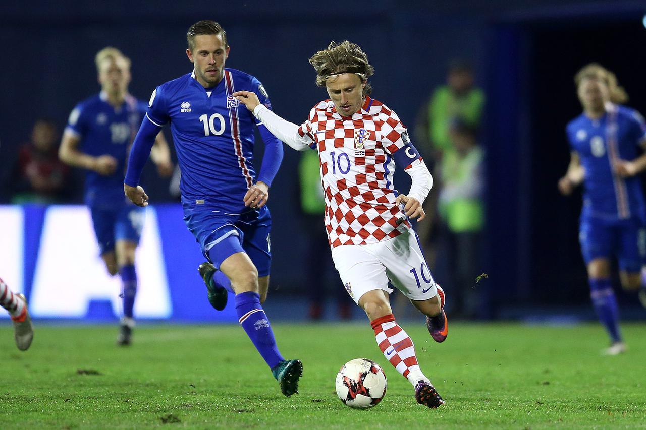 12.11.2016., stadion Maksimir, Zagreb - Kvalifikacijska utakmica za odlazak na Svjetsko prvenstvo koje ce se odrzati 2018. godine u Rusiji, skupina I, 4. kolo, Hrvatska - Island. Gylfi Sigurdsson, Luka Modric. Photo: Goran Stanzl/PIXSELL
