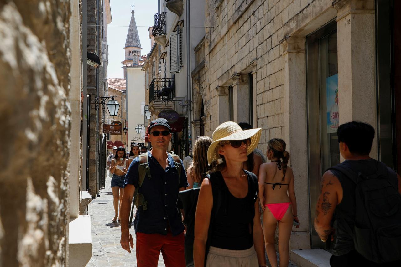 Severe heatwave in Montenegro drives residents to coast