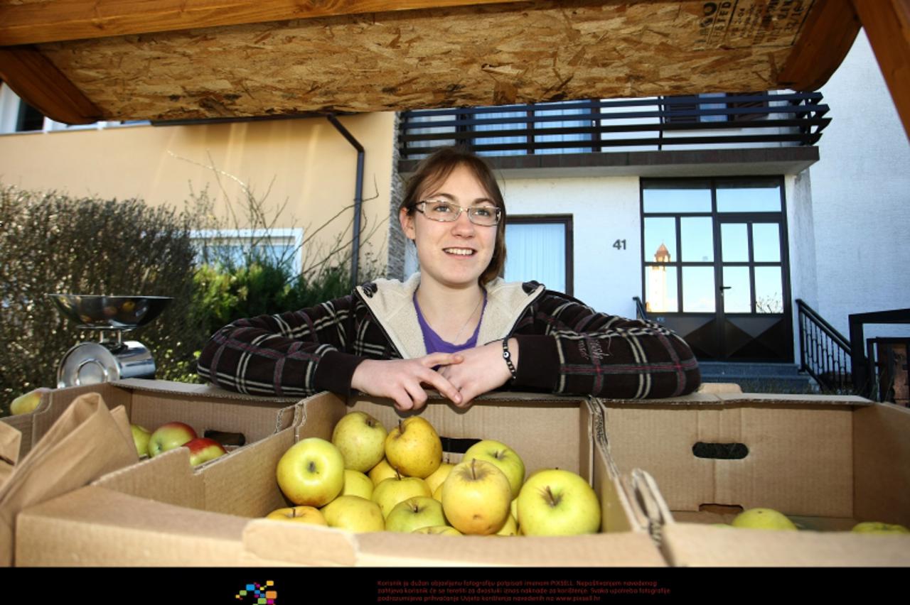'28.03.2010., Rakitje - Skolska 41, ispred kuce ministra gospodarstva Djure Popijaca njegova kcer Silvia prodaje jabuke te si tako zaradi za djeparac. Cijena jedne kile je pet kuna. Najvise prometa im