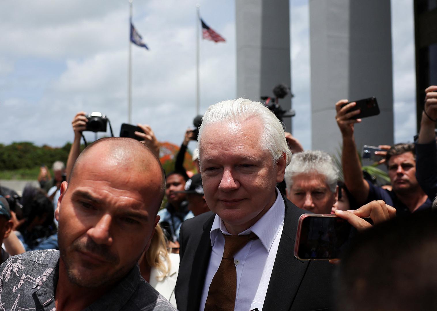 "Čvrsto vjerujemo da g. Assange nikada nije trebao biti optužen prema Zakonu o špijunaži i da je sudjelovao u (jednoj) praksi koju novinari obavljaju svaki dan", rekao je njegov američki odvjetnik Barry Pollack novinarima ispred suda.