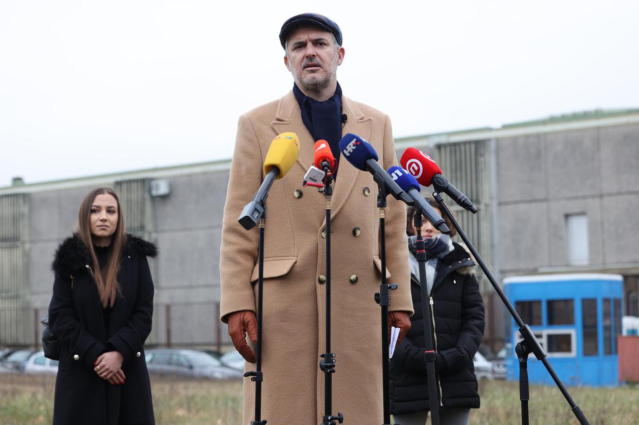 Zagreb: Nino Raspudić održao konferenciju za medije ispred zatvora u Remetincu