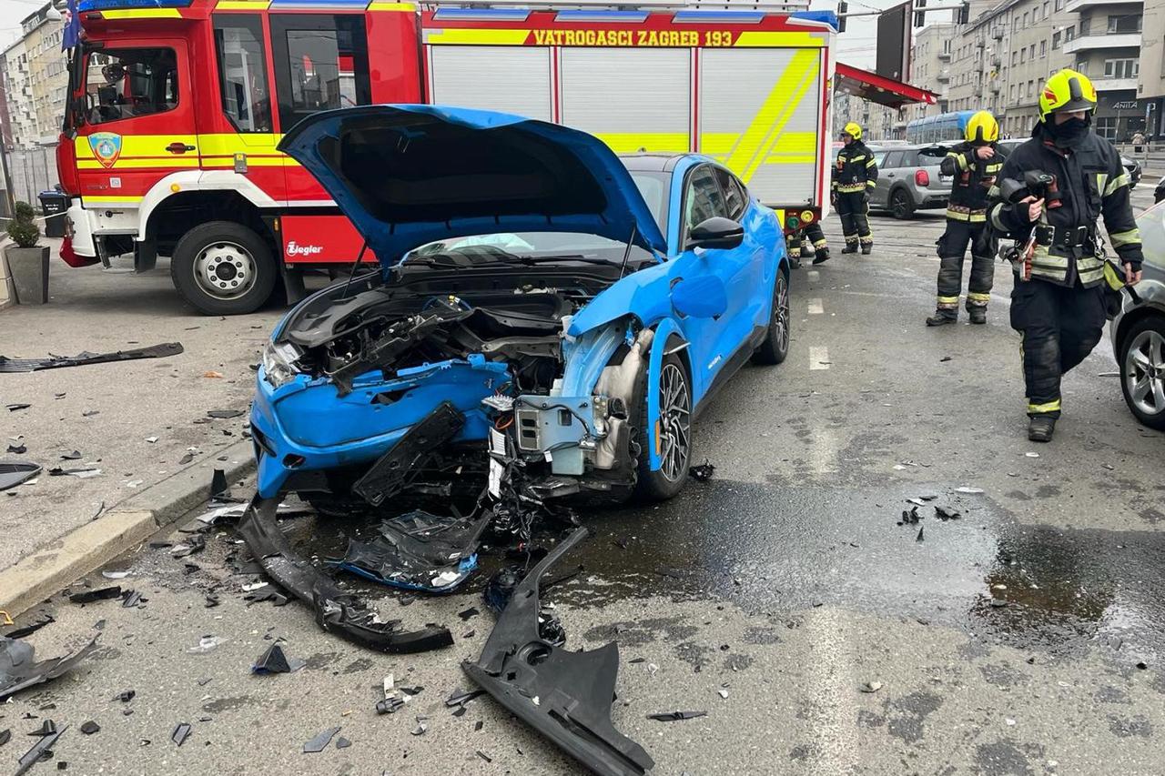 Sudar na križanju Zvonimirove i Šubi?eve ulice u Zagrebu