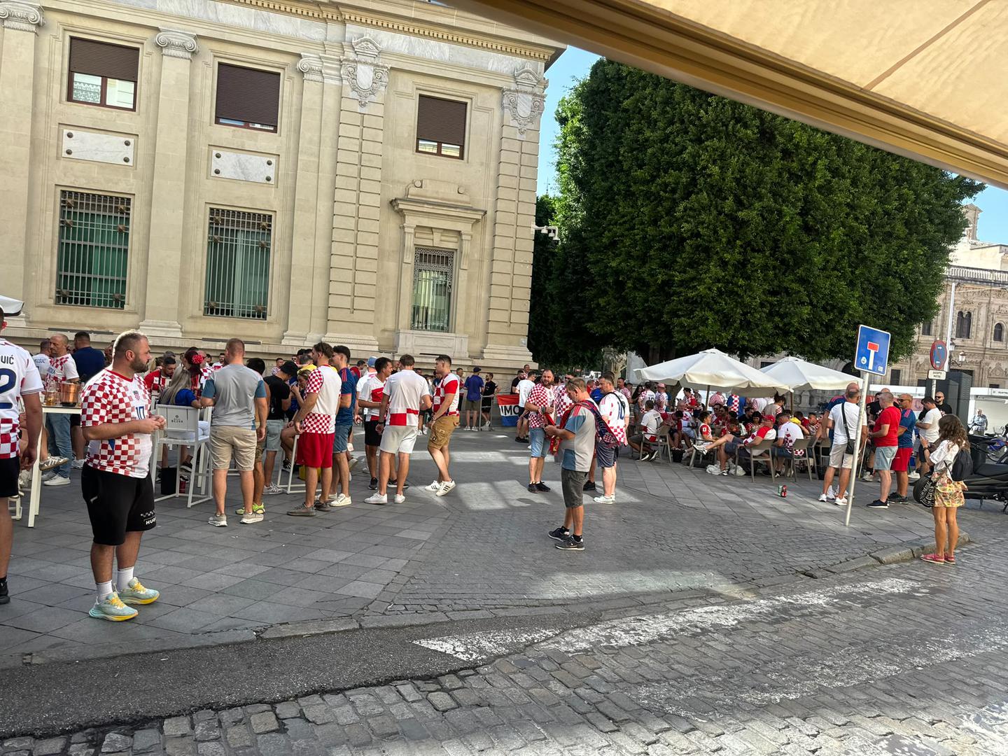 Pogledajte posljednje kadrove hrvatskih navijača iz Seville.