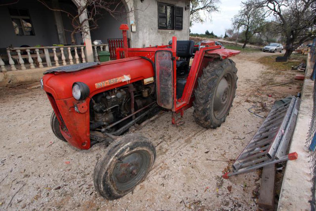 Dva brata (9, 11) ukrala traktor i zabila se u kamion
