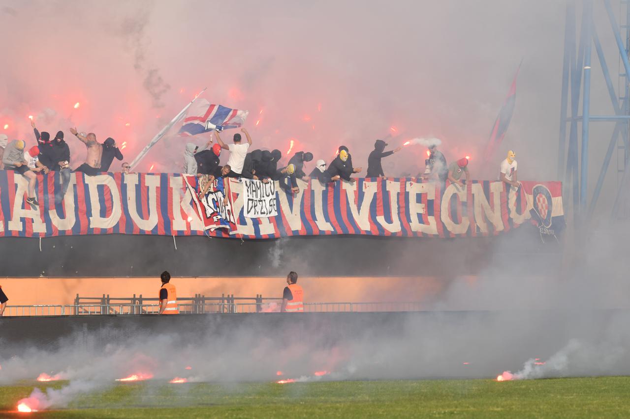 Šibenik: Utakmica prekinuta uslijed zapaljene ograde, gašenje u tijeku