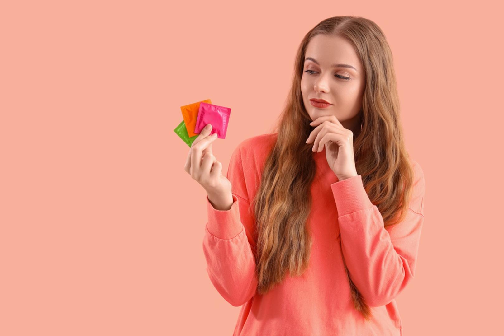 Ne provjeravate je li pakiranje oštećeno: Kondomi se mogu oštetiti, zato provjerite ima li na pakiranju rupa ili oštećenje. Mogu se oštetiti i ako se zagriju dok su u novčaniku, torbi ili džepu. Dobro je nositi kondome sa sobom, ali ih mijenjajte svaki mjesec, jer u suprotnom nisu sigurni i možda vas neće zaštititi od bolesti i trudnoće.