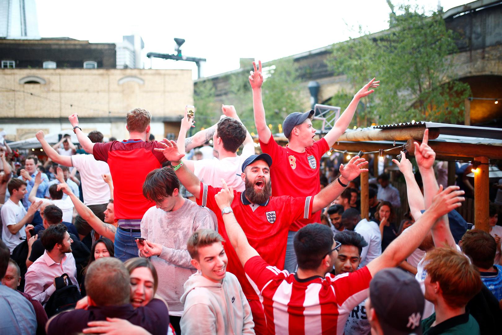 Ovako se slavilo u Londonu, a mnogi mediji opisuju to slavlje kao da je Engleska osvojila naslov svjetskog prvaka.