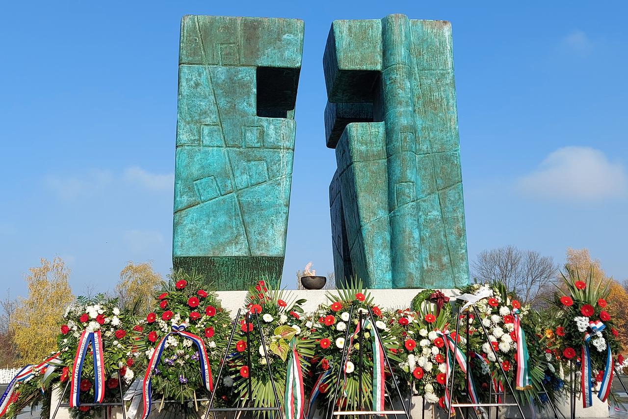 Položene ruže za ubijene vukovarskle branitelje i civile
