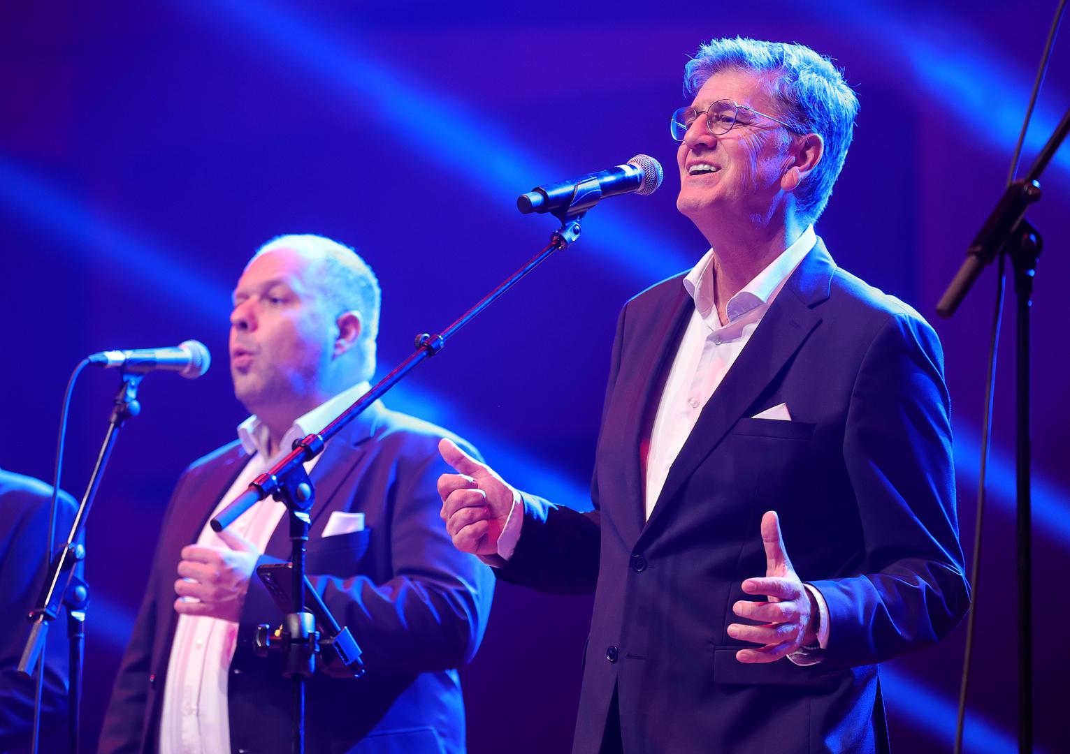 – Naša publika su svi. Stvarno nas slušaju sve generacije, mladi, stariji, ma svi, malo više nas vole žene... ali svi željni dobre, lipe pisme, ljubavnih nota nam dolaze na koncerte i plešu i pivaju s nama u glas - rekao je Pero Kozomara.