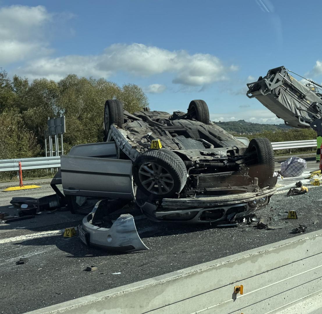 Jedna je osoba poginula, a četiri su ozlijeđene u prometnoj nesreći koja se u srijedu ujutro dogodila na autocesti A3 u blizini Lužana, izvijestila je brodsko-posavska policija.

