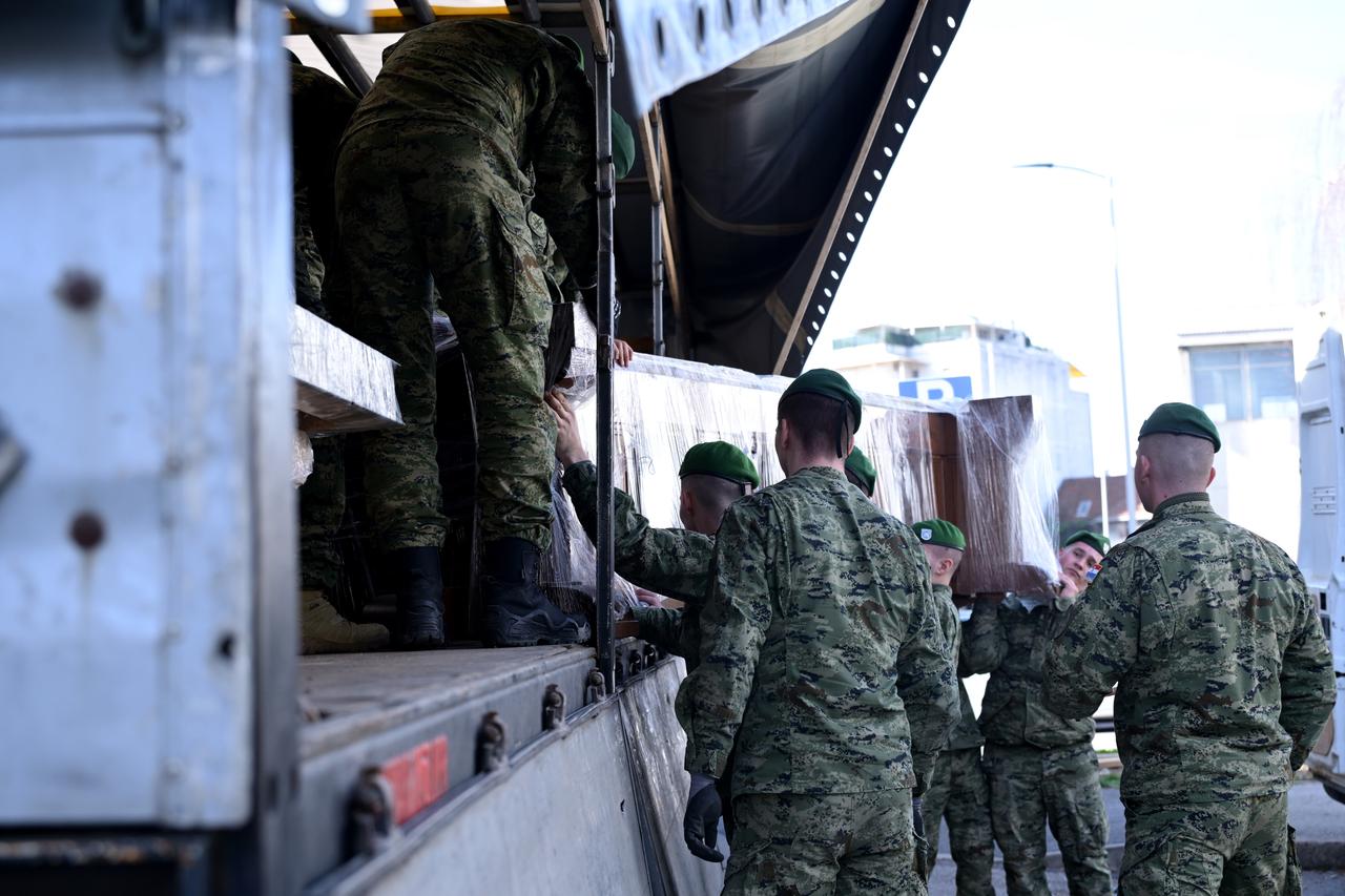 Zagreb: Vojska iz Vjesnika odvozi namještaj, u tijeku su pripreme za rušenje zgrade 